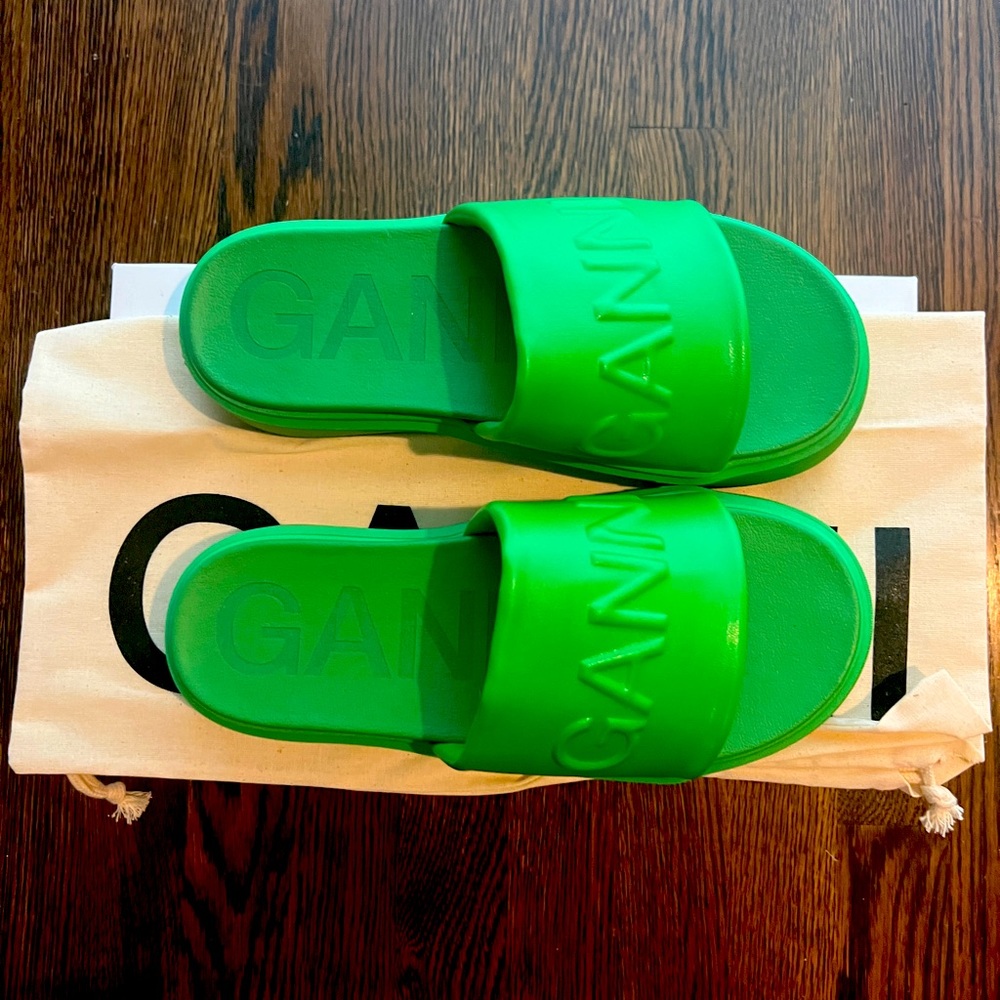 GANNI Logo Slides